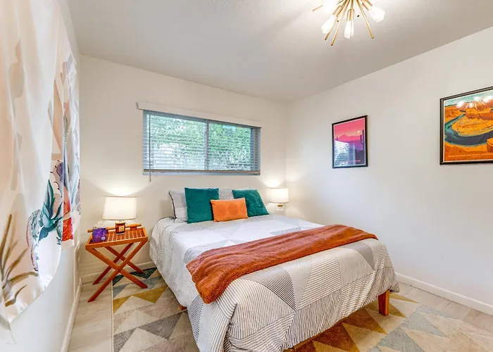 Holiday home Walk To Old Town: Chic W/ Pool!