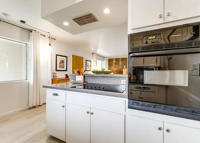 Holiday home Walk To Old Town: Chic W/ Pool! *