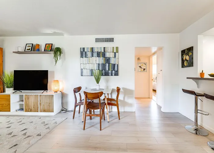 Walk To Old Town: Chic W/ Pool! Holiday home *